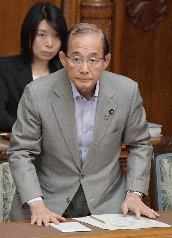 参院本会議で犬猫へのマイクロチップ装着の義務化などの改正動物愛護法が全会一致で可決、成立し一礼する原田義昭環境相=国会内で2019年6月12日午前10時10分、川田雅浩撮影