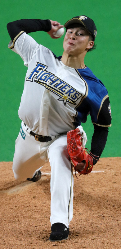 【日本ハム-広島】一回表広島2死満塁、力投する日本ハム先発の吉田輝=札幌ドームで2019年6月12日、貝塚太一撮影
