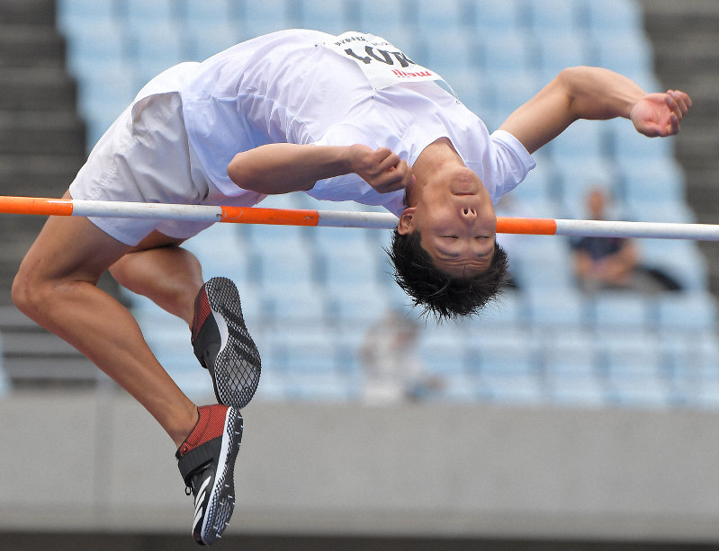パラ陸上日本選手権の男子走り高跳び(切断などT44)で、1メートル82をクリアした成田緑夢=ヤンマースタジアム長居で2019年6月2日、徳野仁子撮影