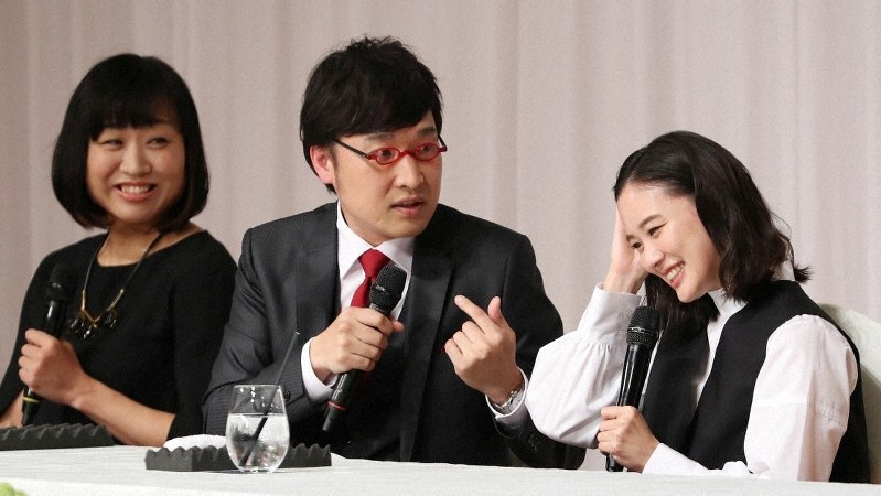結婚発表の記者会見で笑顔を見せる(右から)女優の蒼井優さん(右)、お笑いコンビ「南海キャンディーズ」の山里亮太さんと山崎静代さん=東京都内のホテルで2019年6月5日、小川昌宏撮影