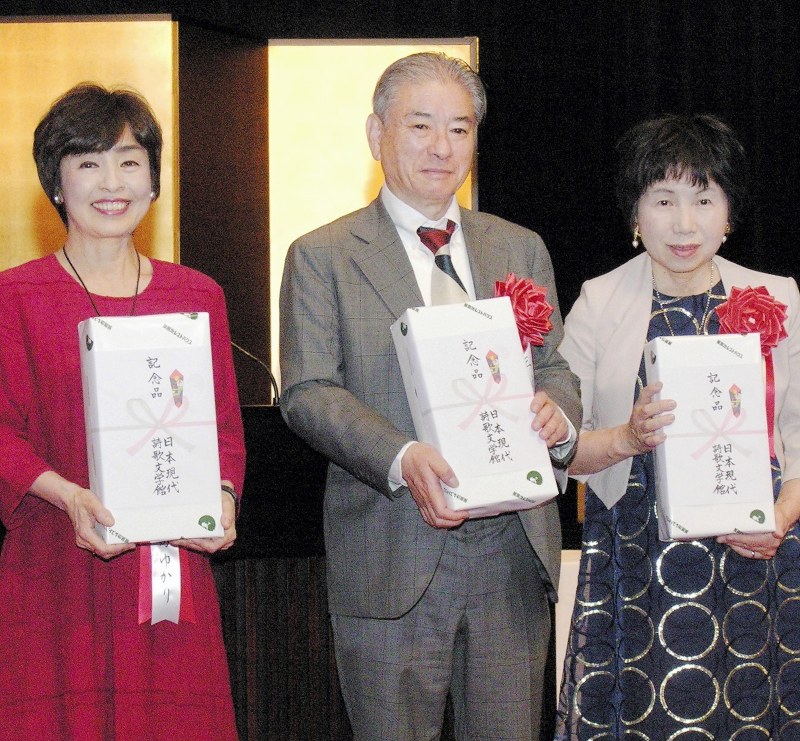 第34回詩歌文学館賞を受賞した(左から)小島ゆかりさん、三村純也さん、和田まさ子さん=岩手県北上市の日本現代詩歌文学館で、井上卓弥撮影