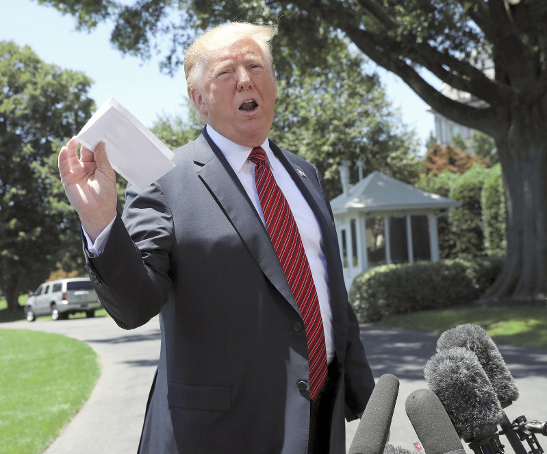 金正恩朝鮮労働党委員長から受け取ったという手紙を記者団に見せるトランプ米大統領=米ワシントン・ホワイトハウスで11日、ロイター