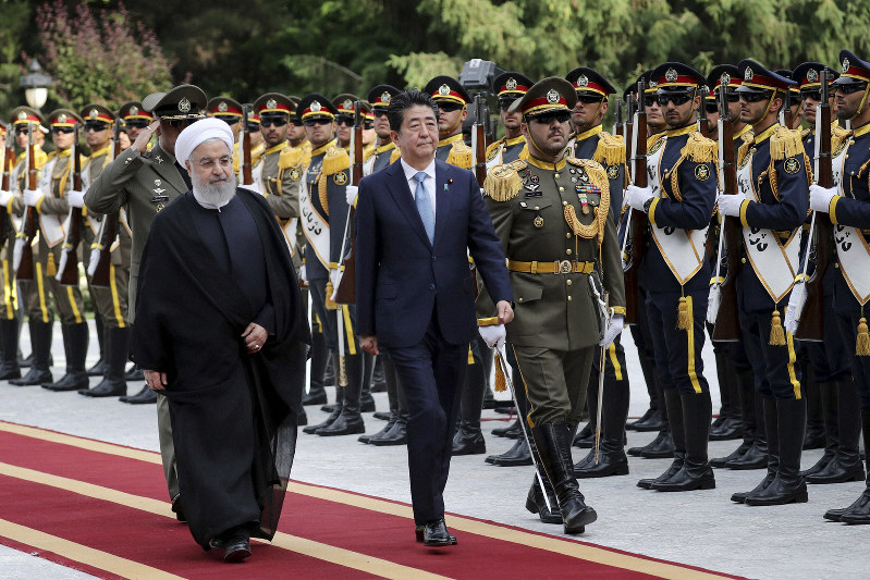 現職の首相としては41年ぶりのイラン訪問となった安倍首相(中央)とイランのロウハニ大統領=2019年6月12日、AP