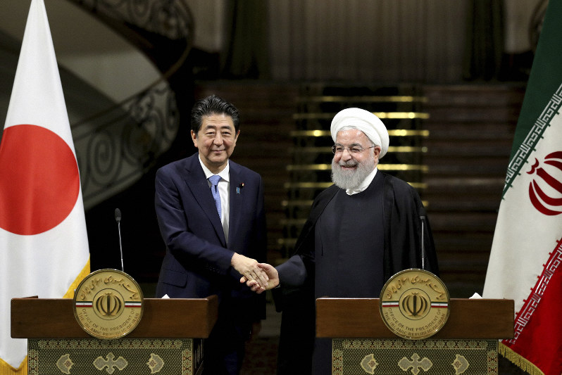 共同記者発表で握手する安倍晋三首相(左)とイランのロウハニ大統領=2019年6月12日、AP