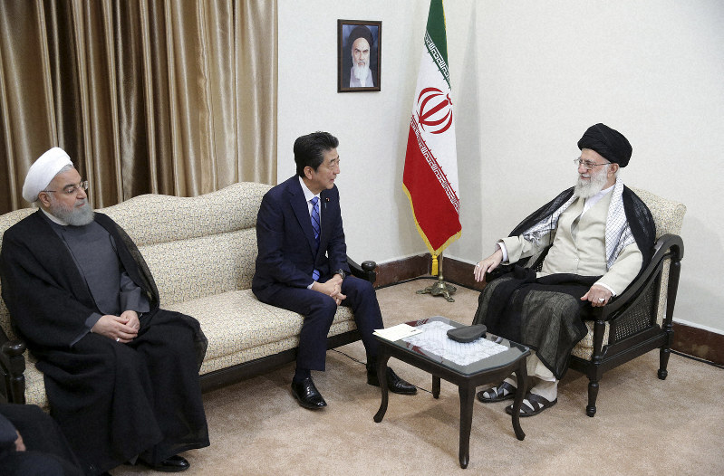 イランの最高指導者ハメネイ師(右)と会談する安倍首相。会談にはロウハニ大統領(左)も同席した=テヘランで2019年6月13日、イラン最高指導者事務所提供、AP