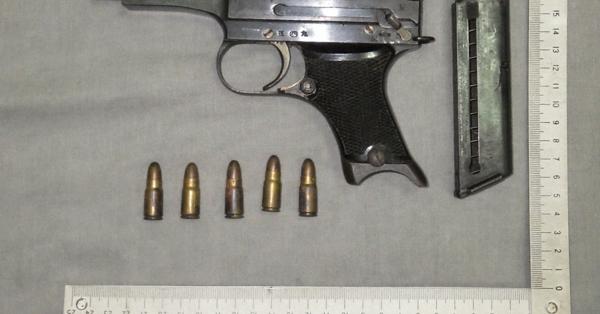 日本陸軍　九四式　実物　弾倉と拳銃曩 倉庫から旧日本軍の拳銃発見 「九四式」か、発射能力はあり