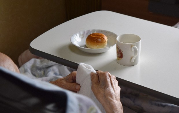 ヘルパーが用意した昼食を食べる1人暮らしの民代さん
