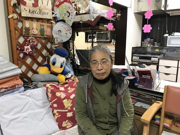 「すきっぷ」が経営するデイサービス施設のソファに座る田中良枝さん