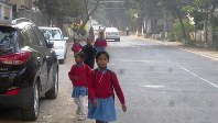 制服を着て通学する子どもたち。彼らを待つ未来は？（写真は筆者撮影）