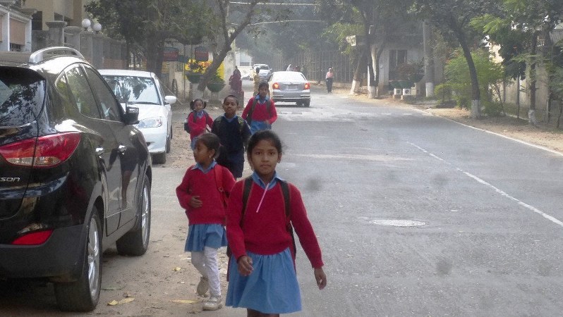 制服を着て通学する子どもたち。彼らを待つ未来は?(写真は筆者撮影)
