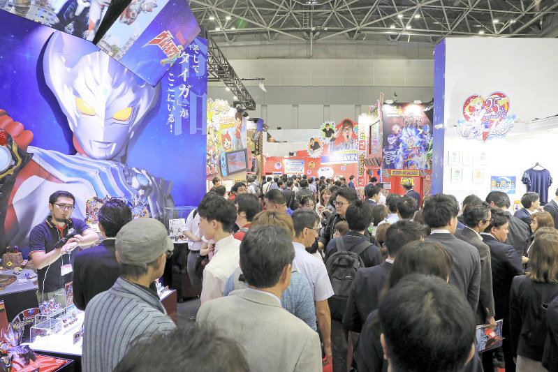 大勢の来場者でにぎわうバンダイのブース=東京都江東区で2019年6月13日、梅村直承撮影