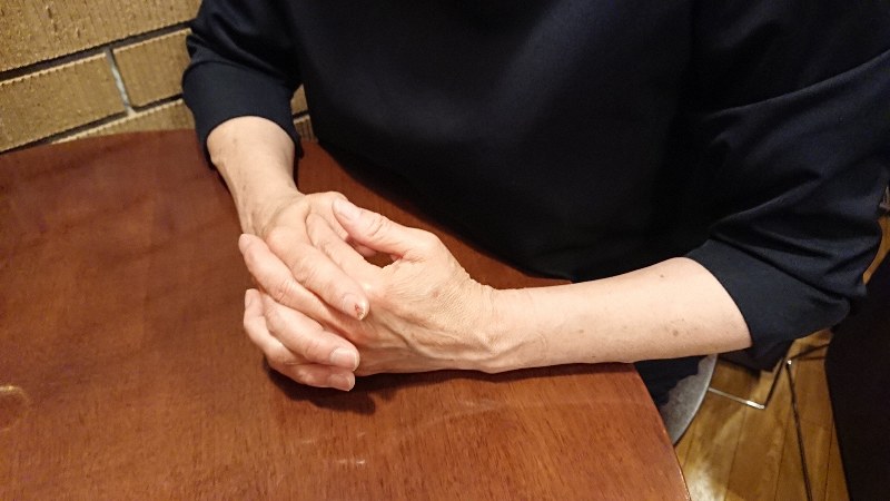 長男を高額の入居型自立支援施設に入れ「死ぬほど後悔した」と語る母親=東京都内で2019年6月9日午後6時15分、塩田彩撮影