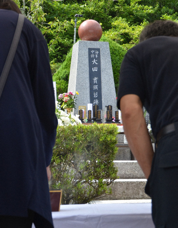 顕彰碑の前で焼香する参加者たち=千葉県長柄町で6月13日、金沢衛撮影