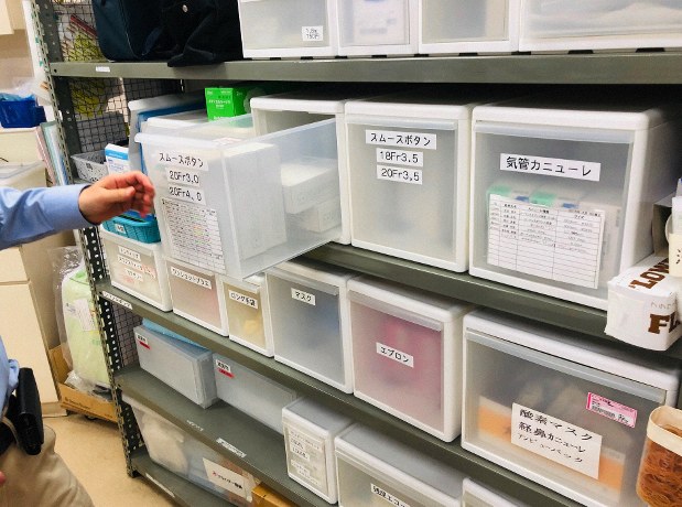 訪問診療先に持っていく医療機器や薬品の数々=千葉県鴨川市の亀田総合病院で