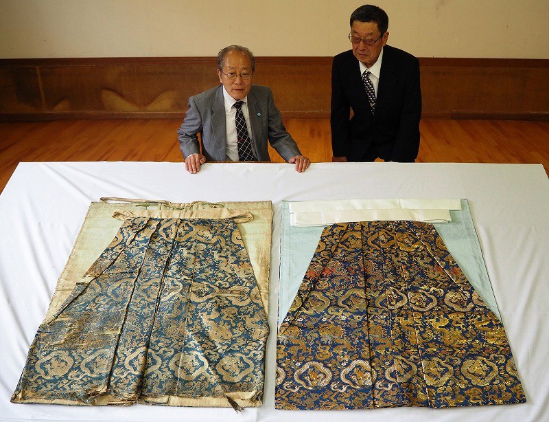 復旧新調した大口袴(右)と従来のものを見比べる伯牙山保存会関係者=京都市中京区の祇園祭山鉾連合会で、矢倉健次撮影