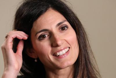 毎日新聞のインタビューに答えるビルジニア・ラッジ・ローマ市長＝2019年5月22日、後藤由耶撮影