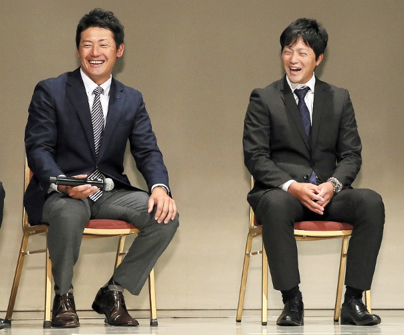 トークショーで笑顔を見せる宮崎梅田学園の大塚健司監督(左)とシティライト岡山の桐山拓也監督=東京都千代田区で15日、吉田航太撮影