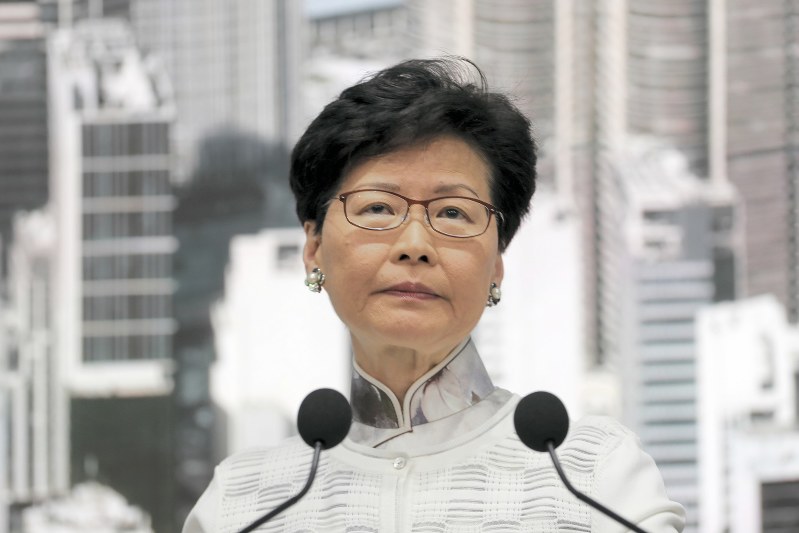 記者会見を開き、厳しい表情で改正案の審議延期を表明する林鄭月娥行政長官=香港政府庁舎で15日、AP