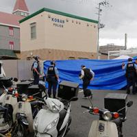 警察官が刺され拳銃が奪われた現場の交番付近を調べる捜査員ら＝大阪府吹田市で２０１９年６月１６日午前７時半ごろ、島田智撮影