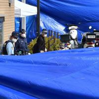 警察官が襲われ、拳銃が奪われた千里山交番付近を調べる捜査員ら＝大阪府吹田市で２０１９年６月１６日午前７時５７分、平川義之撮影