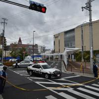 規制線が張られ、通行止めとなった千里山交番付近＝大阪府吹田市で２０１９年６月１６日午前８時１分、平川義之撮影