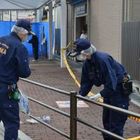 警察官が襲われた千里山交番周辺を調べる捜査員ら＝大阪府吹田市で２０１９年６月１６日午前８時６分、平川義之撮影