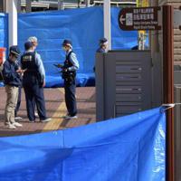 警察官が襲われ、拳銃が奪われた千里山交番周辺を調べる捜査員ら＝大阪府吹田市で２０１９年６月１６日午前７時５４分、平川義之撮影