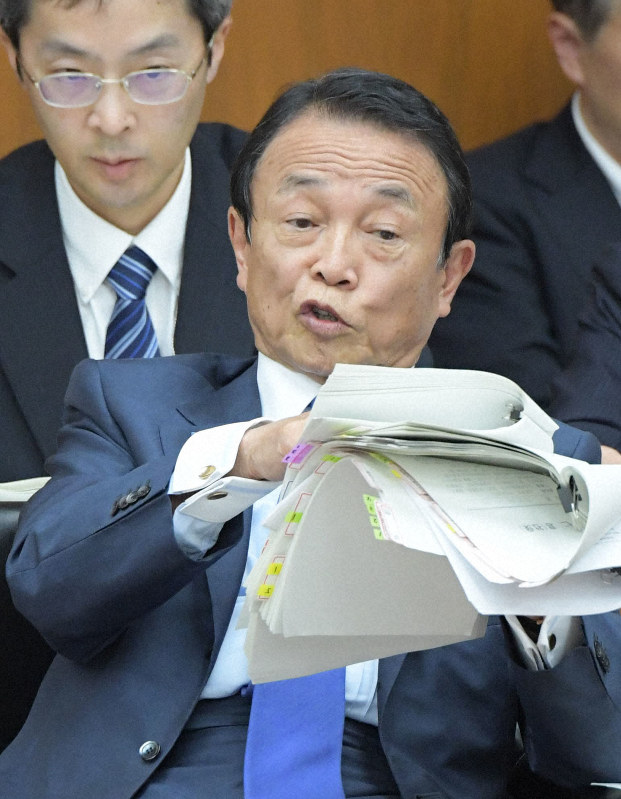 衆院財務金融委員会で金融庁金融審議会の報告書を巡る問題について質問を聞く麻生太郎副総理兼財務相=国会内で2019年6月14日午後2時20分、川田雅浩撮影
