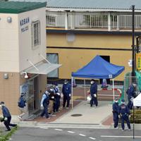 警察官が襲われ、拳銃が奪われた千里山交番前を調べる捜査員ら＝大阪府吹田市で2019年6月16日午前9時25分、平川義之撮影