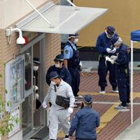 警察官が襲われ、拳銃が奪われた千里山交番を調べる捜査員ら＝大阪府吹田市で2019年6月16日午前9時15分、平川義之撮影