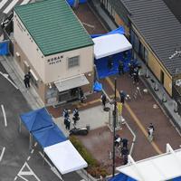 警察官が刺され、拳銃が奪われた千里山交番周辺を調べる捜査員ら＝大阪府吹田市で2019年6月16日午前8時31分、本社ヘリから大西達也撮影
