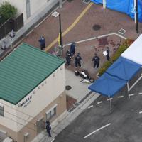 警察官が刺され拳銃を奪われた千里山交番付近を調べる捜査員ら＝大阪府吹田市で2019年6月16日午前8時半、本社ヘリから大西達也撮影