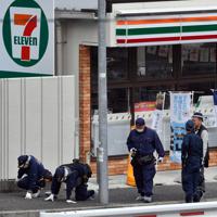 事件に関する目撃情報があった現場付近を調べる捜査員ら＝大阪府豊中市で2019年6月16日午前10時17分、小松雄介撮影