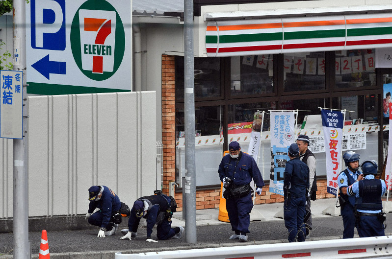 交番で警官刺され拳銃奪われる 犯人は逃走 大阪・吹田市 [写真特集5/18] 毎日新聞