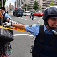 事件に関する目撃情報があった現場付近を調べる警察官ら＝大阪府豊中市で2019年6月16日午前9時35分、小松雄介撮影