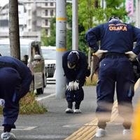 事件に関する目撃情報があった現場付近を調べる捜査員ら＝大阪府豊中市で2019年6月16日午前10時41分、小松雄介撮影