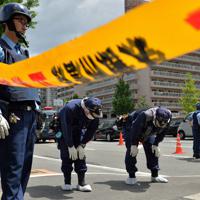 事件に関する目撃情報があった現場付近を調べる捜査員ら＝大阪府豊中市で2019年6月16日午前10時32分、小松雄介撮影