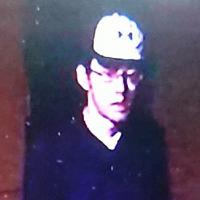 交番近くの防犯カメラに映っていた不審な男。事件直前に交番周辺を歩き回っていた＝大阪府警提供