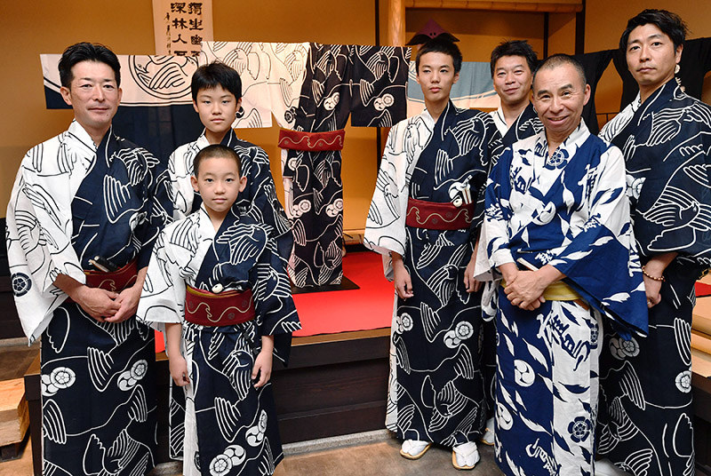 お披露目された鷹山の囃子方の衣装=京都市東山区で、川平愛撮影