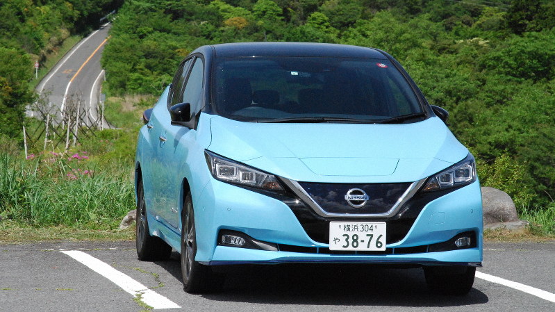 日本を代表する電気自動車、日産リーフの実力を東名と箱根で試す=神奈川県箱根町で5月30日、川口雅浩撮影