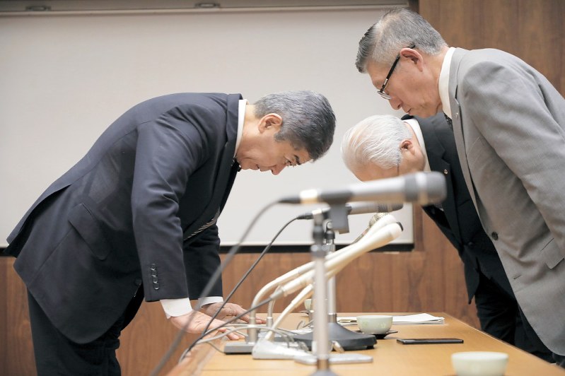 陸上配備型迎撃ミサイルシステム「イージス・アショア」配備計画に関する報告書に誤りがあった問題で、秋田県の佐竹敬久知事(右)に頭を下げる岩屋毅防衛相=秋田県庁で2019年6月17日午前10時29分、和田大典撮影