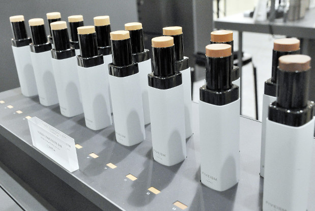 チェック メークでアップ 男子追求 肌ケア当然 見栄えを重視 毎日新聞