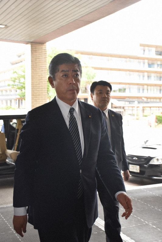 佐竹敬久秋田県知事に謝罪するため秋田県庁に入る岩屋毅防衛相=秋田市で2019年6月17日、中村聡也撮影