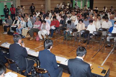 秋田で問題発覚後に行われた、山口県阿武町での住民向け説明会。防衛省職員（手前）に会場から厳しい意見が相次いだ＝同町福田下で2019年6月14日午後7時9分、祝部幹雄撮影