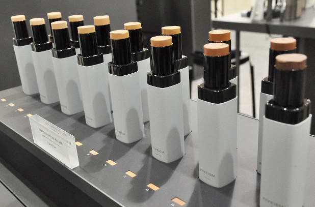 メーク男子 の時代到来か 肌をケアする 美容男子 は今や当たり前 毎日新聞