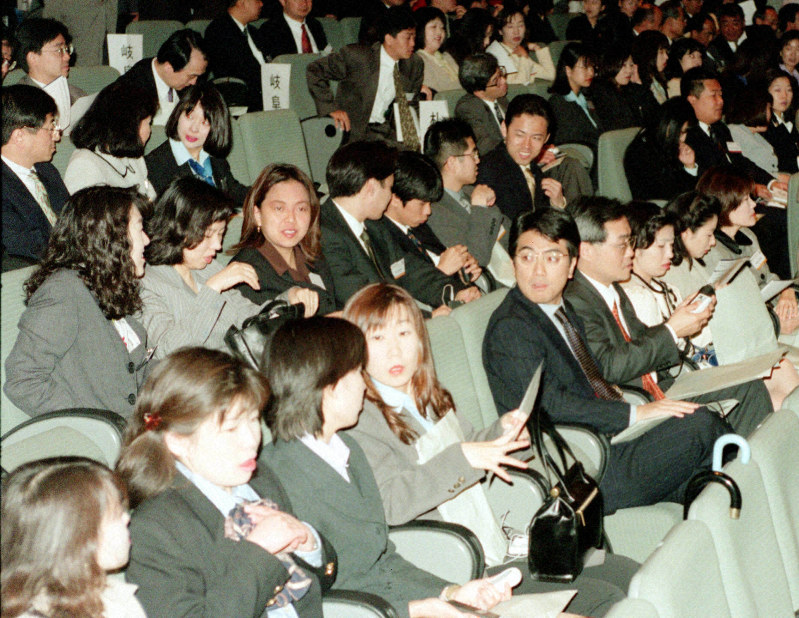 目立つ黒いスーツの若者 就活ファッション なぜ画一化したのか 毎日新聞