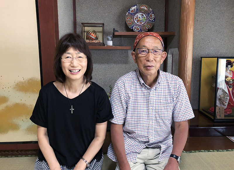 「ぜひ古民家でファスティング体験を」と話す安田藤嗣さん(右)、はんなさん夫妻=滋賀県高島市安曇川町で、久保聡撮影