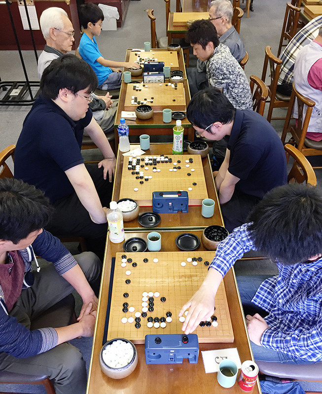 第65回全日本アマチュア本因坊決定戦京都府大会予選で、碁石を打つ参加者=京都市中京区の京都囲碁会館で、今西拓人撮影