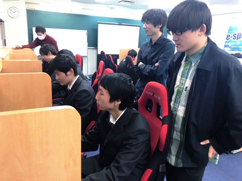 近畿大の学生講師にeスポーツの実技指導を受けるルネサンス大阪高等学校の生徒たち=大阪市北区で、松本光樹撮影