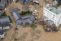 西日本豪雨で濁流に襲われた市街地＝広島市安佐北区で2018年7月7日、本社ヘリから上入来尚撮影